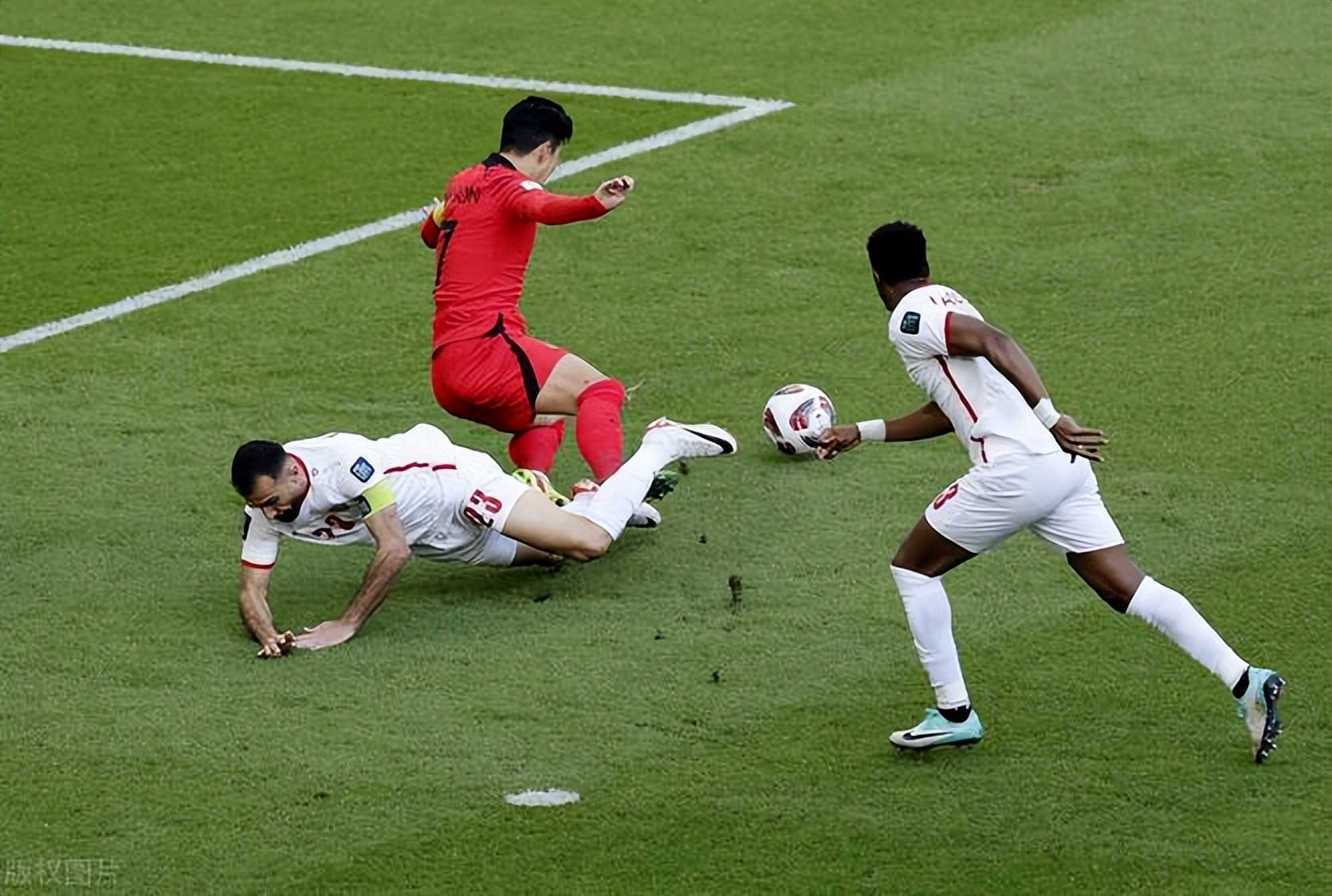 韩国球员在法国联赛中攻入制胜球