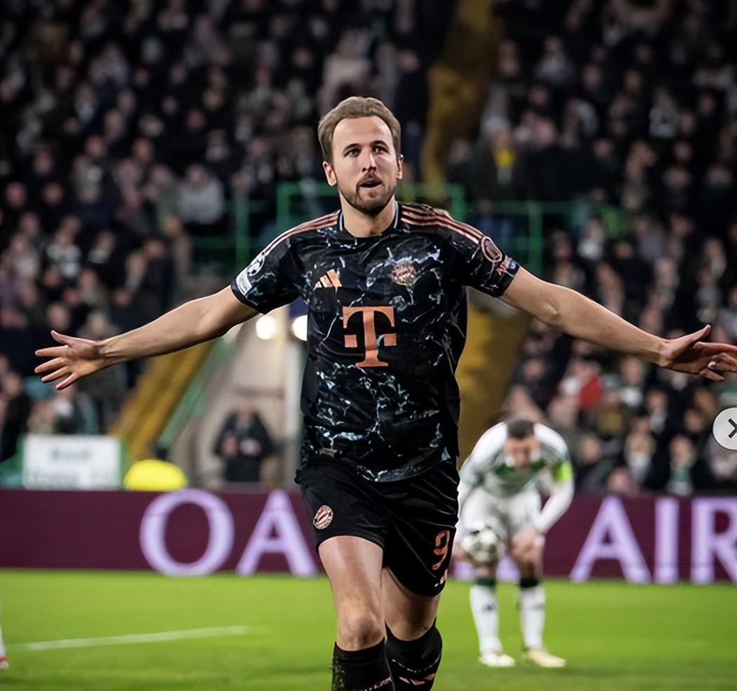 欧洲豪门激战领跑,冠军呼之欲出(皇帝在军营慰劳军官) 欧洲豪门激战领跑,冠军呼之欲出(皇帝在军营慰劳军官)